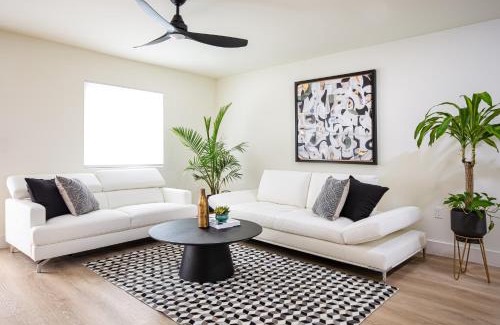 East Naples Apartment | Black Vanilla - Stylish Symphony 3miles Downtown