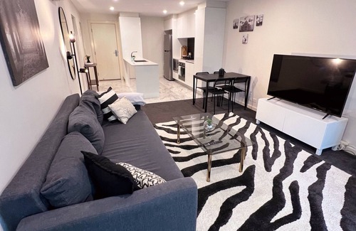 Braddon Apartment | Black & White Delight - 2bd 2bth