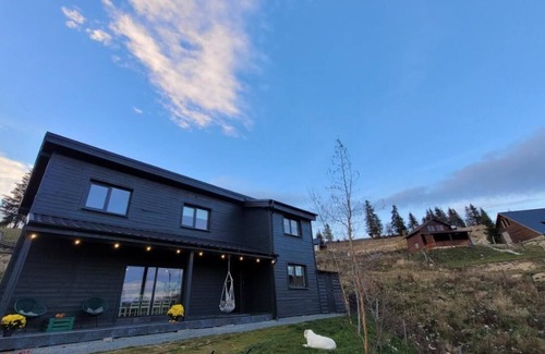 Marisel Cabin | Black wood Cabin near to ski resort with fantastic mountain view