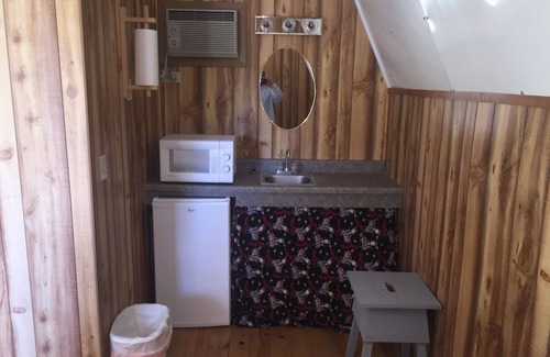 Sturgis Cabin | Blackhills Cabin with 2 Twin Beds in Sturgis, SD. Blocks to Downtown, Close to Deadwood, Spearfish and Mt. Rushmore