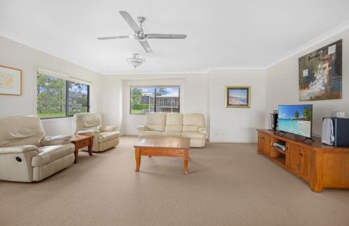 Rainbow Beach House | Blacklaw's Retreat - Rainbow Beach Views. Spacious. Fenced Yard.