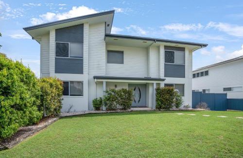 Rainbow Beach House | Blacklaw's Retreat - Rainbow Beach Views. Spacious. Fenced Yard.