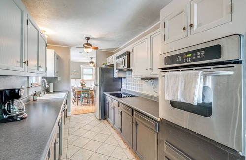 Blacksburg House | Blacksburg Hideaway w/Hot Tub ~ 5 Mi to Campus!