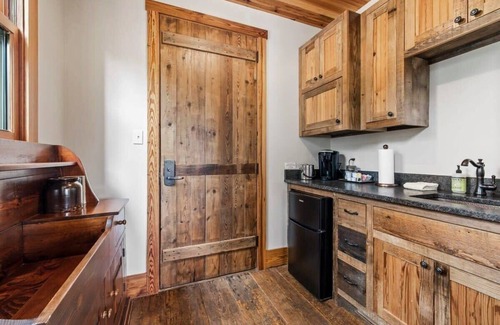 Fredericksburg Cabin | Blacksmith Quarters: The Max Cottage|Hot Tub