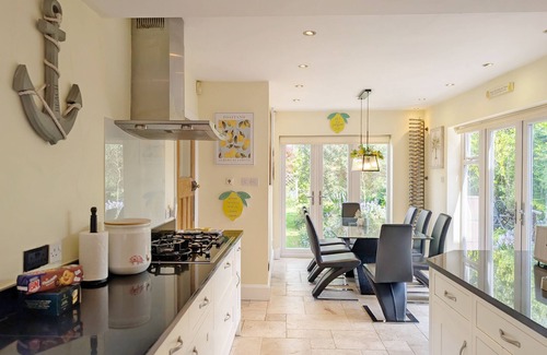 Bosham Cottage | Blacksmiths Cottage - a cottage that sleeps 10 guests in 4 bedrooms