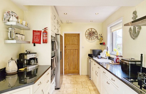 Bosham Cottage | Blacksmiths Cottage - a cottage that sleeps 10 guests in 4 bedrooms
