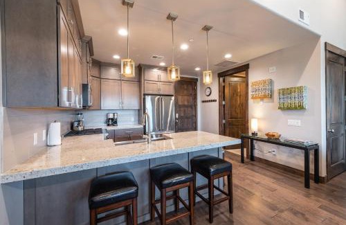 Park City House | Blackstone Luxury 2br, Walk to Skiing at Cabriolet, Mountain View, Shared Pool and Hot tub, Gym