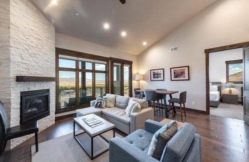 Park City House | Blackstone Luxury 2br, Walk to Skiing at Cabriolet, Mountain View, Shared Pool and Hot tub, Gym
