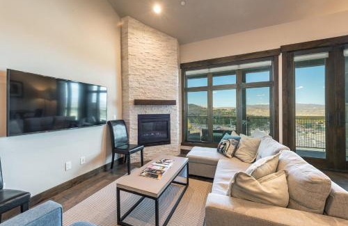 Park City House | Blackstone Luxury 2br, Walk to Skiing at Cabriolet, Mountain View, Shared Pool and Hot tub, Gym