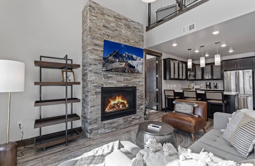 Park City Condo | Blackstone Luxury 3br, Walk to Skiing at Cabriolet, Shared Pool and Hot tub, Gym