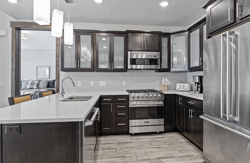 Park City Condo | Blackstone Luxury 3br, Walk to Skiing at Cabriolet, Shared Pool and Hot tub, Gym