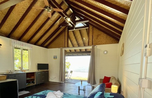 Paea House | Blackstone Paea Premium beachfront bungalow, private access, wifi - 3 pers