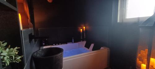 Boeschepe House | "BLACQ ROOM" Luxe, balnéo, sauna 50 nuances de grey