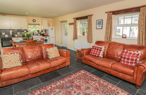 Carmarthen Cottage | BLAENFFYNNON BACH, pet friendly, country holiday cottage in Crymych