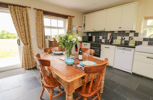 Carmarthen Cottage | BLAENFFYNNON BACH, pet friendly, country holiday cottage in Crymych