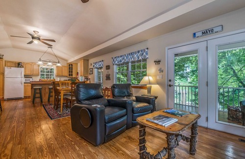 Lake Lure House | Blarney Stone Cottage: Lakefront Cottage with Private Dock & Hot Tub