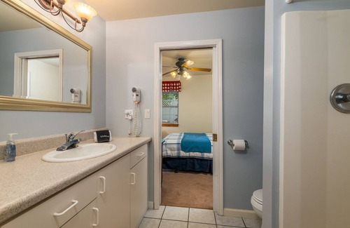 Lake Lure House | Blarney Stone Cottage: Lakefront Cottage with Private Dock & Hot Tub