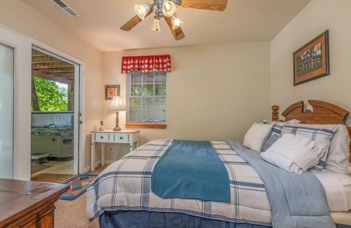 Lake Lure House | Blarney Stone Cottage: Lakefront Cottage with Private Dock & Hot Tub