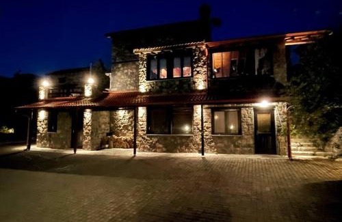 Aghios Athanasios Ski Chalet | Blessings Chalet στον Παλαιό Άγιο Αθανάσιο με Τζάκι, Barbeque, μεγάλη αυλή και υπέροχη θέα