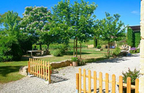 Les Salles-De-Castillon Bed & Breakfast | Bleu Raisin