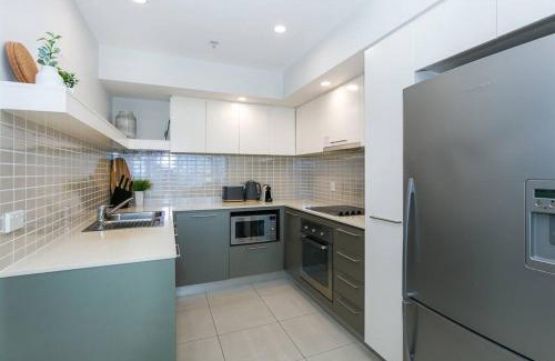 Surfers Paradise Apartment | Bliss By The Ocean beautiful views, walk to beach!
