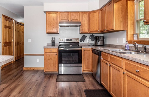 Briar Crest Woods House | BLISS ~Log Chalet ~6BEDROOMS ~4 BA~GAMEROOMS ~HOT TUB~5 MIN. TO SLOPES