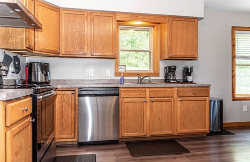 Briar Crest Woods House | BLISS ~Log Chalet ~6BEDROOMS ~4 BA~GAMEROOMS ~HOT TUB~5 MIN. TO SLOPES