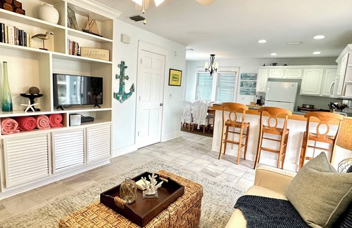 Sunnyside House | Blissful Beach Cottage Steps from Beach