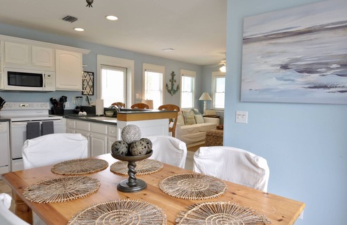 Sunnyside House | Blissful Beach Cottage Steps from Beach
