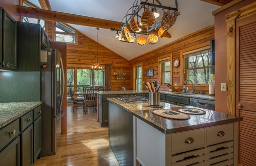 Brevard House | Blissful Bear Log Cabin, community pool, hiking trails, golf course, lakes