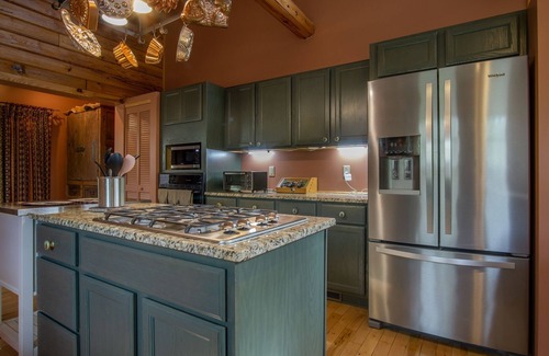 Brevard House | Blissful Bear Log Cabin, community pool, hiking trails, golf course, lakes