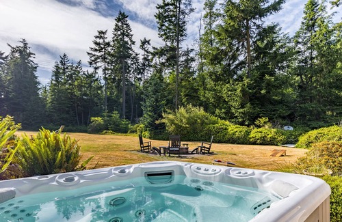 Coupeville House | Blissful Deer Retreat - Secluded | Hot Tub