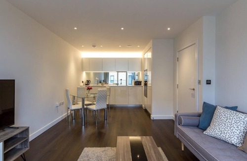 London Borough of Hounslow Apartment | Blissful one bed near the River