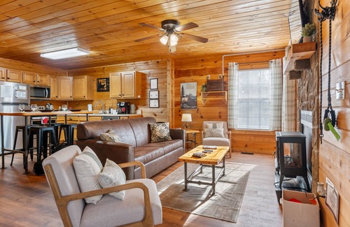 Gatlinburg - Pigeon Forge Cabin | Blissful Tranquility-Small Fenced Yard-No Steep Roads-Close to PForge- Sleeps 6