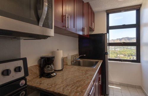 Waikiki Condo | Block to Beach! Koko Resorts at the Waikiki Banyan 21st Floor Deluxe Mtn View, Free Parking & Wifi