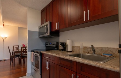 Waikiki Condo | Block to Beach! Koko Resorts at the Waikiki Banyan 21st Floor Deluxe Mtn View, Free Parking & Wifi