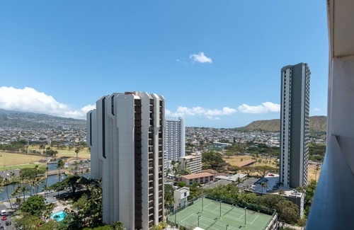 Waikiki Condo | Block to Beach! Koko Resorts at the Waikiki Banyan 21st Floor Deluxe Mtn View, Free Parking & Wifi