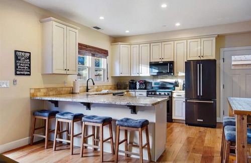 Paso Robles House | Blocks to town, wineries & tons of fun!