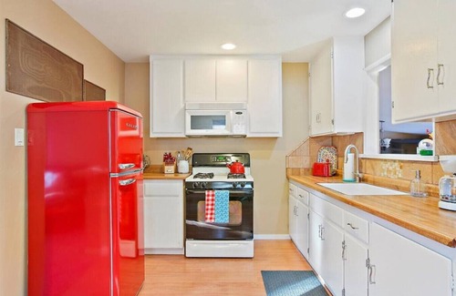 Paso Robles House | Blocks to town, wineries & tons of fun!