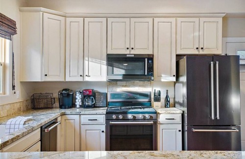 Paso Robles House | Blocks to town, wineries & tons of fun!