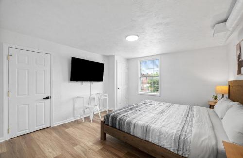 Pittsburgh House | Bloomfield Pittsburgh H Stylish Cozy Private Bedroom, Shared Bathroom, with Free Parking