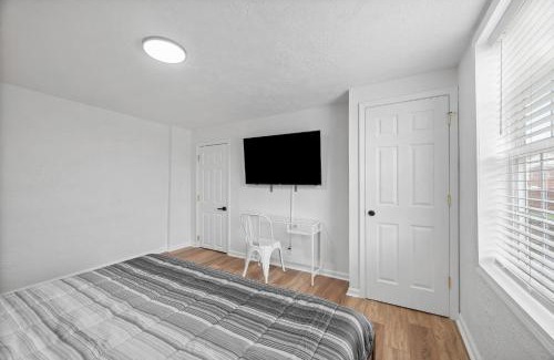 Pittsburgh House | Bloomfield Pittsburgh H Stylish Cozy Private Bedroom, Shared Bathroom, with Free Parking