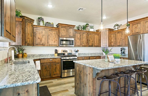 Sienna Hills House | Blooming Cactus, 6 Bedroom Home with Foosball and Arcade Game!