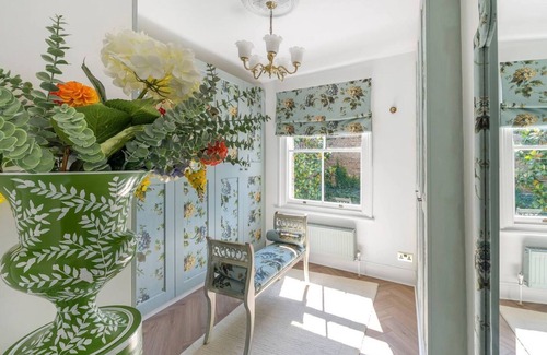 Hammersmith House | Blossom House New 3Bed house in Barons Court