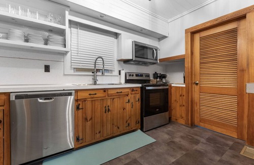 Blowing Rock Cottage | Blowing Rock Farmhouse at Doe Creek, Hot Tub, Pond, Acres to Explore!