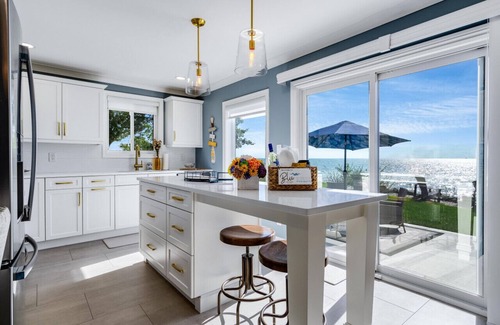 Leamington House | Blu on the Lake - 3 bedroom, 2 Bath Luxurious Cottage on Lake Erie