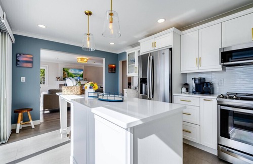 Leamington House | Blu on the Lake - 3 bedroom, 2 Bath Luxurious Cottage on Lake Erie