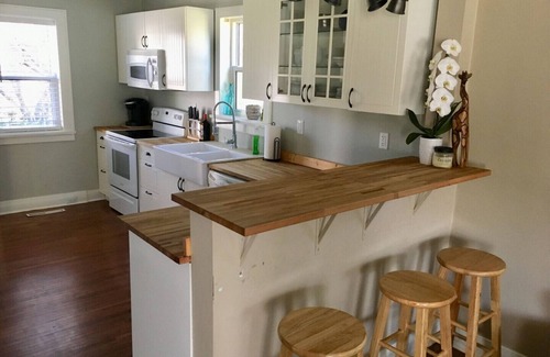 Grand Bend House | Blue Anchor Cottage 2 min walk to GB Strip, Family or Groups, 5 bedroom, Large driveway