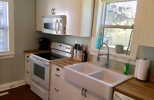 Grand Bend House | Blue Anchor Cottage 2 min walk to GB Strip, Family or Groups, 5 bedroom, Large driveway
