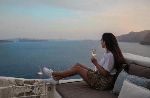 Oia Villa | Blue Art Caves - Lunar Sea Suite
